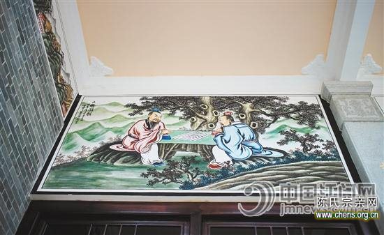墙上的彩绘，除了传统的山水花鸟、祥瑞花纹，还有传统文化故事绘画。